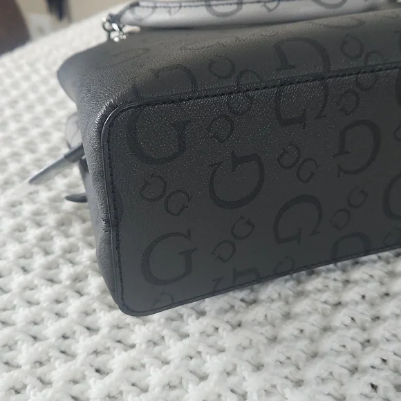 Guess shoulder or crossbody bag with 3 compartments with two snap closure and zi - Picture 6 of 11